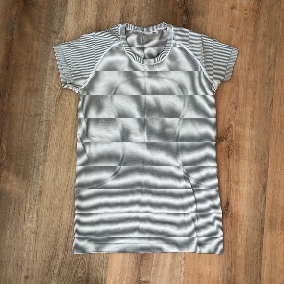 lululemon athletica Tops - Lululemon Swiftly Tech Short Sleeve Size 10